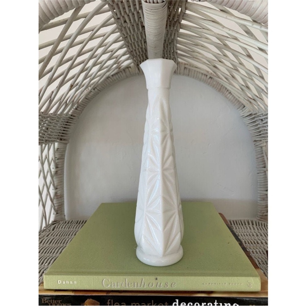 Vintage milk glass flower vase pinwheel pattern 9" tall 1960-1970 tapered - Picture 8 of 10